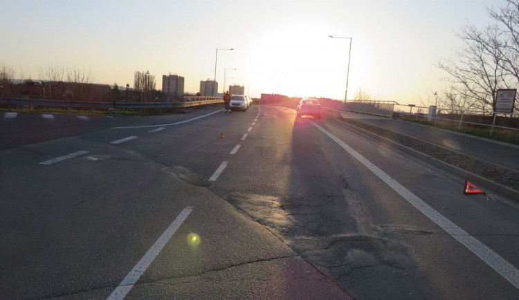 Řidičku oslnilo slunce, srazila motorkáře