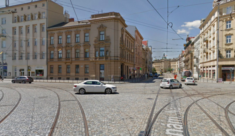 PŘEHLED: Třetí víkend v dubnu se budou opravovat troleje na náměstí Hrdinů. Zde jsou výluky