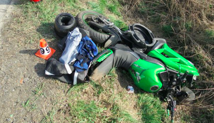 Osmnáctiletý motorkář havaroval při předjíždění traktoru. Na stroj neměl řidičské oprávnění
