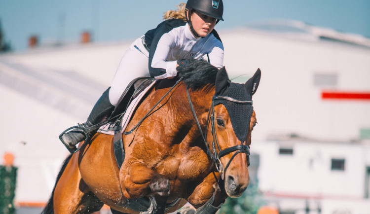 V jezdeckém areálu na Lazcích se od pátku do neděle konají první jarní závody