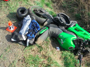 Osmnáctiletý motorkář havaroval při předjíždění traktoru. Na stroj neměl řidičské oprávnění