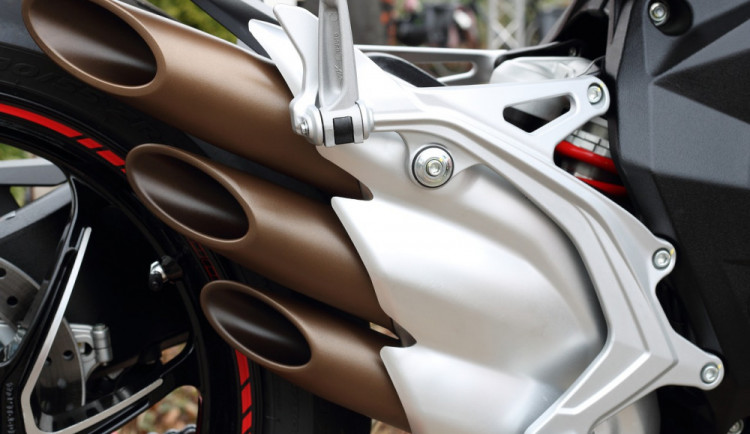 Řidič kamionu přehlédl motorkáře, táhl ho pod tahačem několik metrů