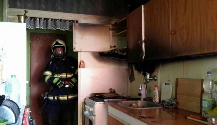 FOTO: V bytovce hořela kuchyňská linka, jedna osoba se nadýchala kouře