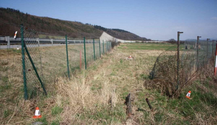 Řidič sjel z dálnice, porazil několik plotů a z místa odjel. Policie hledá svědky události