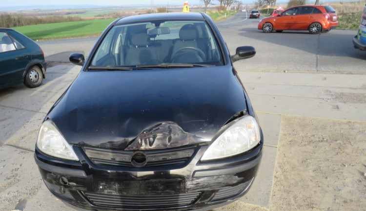 FOTO: Řidič nedal v křižovatce přednost protijedoucímu autu, škoda je 55 tisíc