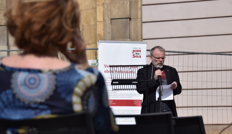 FOTO/VIDEO: Na Horním náměstí proběhlo veřejné čtení jmen obětí holocaustu