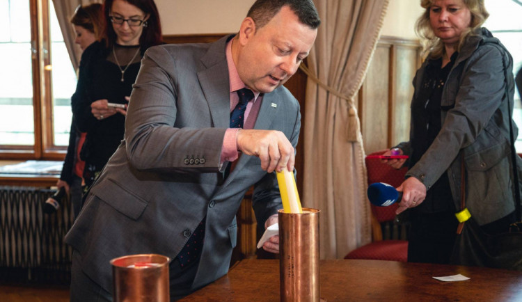 FOTO: Do věžičky olomoucké radnice zástupci města uložili aktuální dokumenty pro další generace