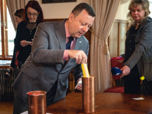 FOTO: Do věžičky olomoucké radnice zástupci města uložili aktuální dokumenty pro další generace