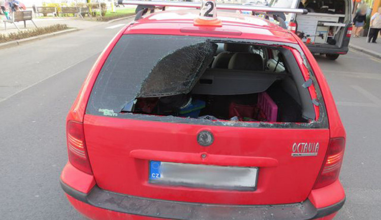 Cyklista nedodržel bezpečnou vzdálenost a skončil v kufru auta