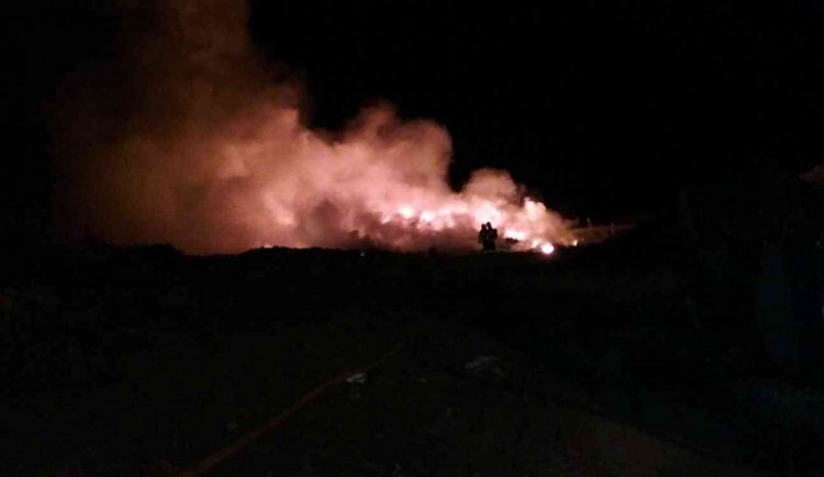 V noci hořela skládka v Hradčanech na Přerovsku, zasahovalo sedm jednotek hasičů