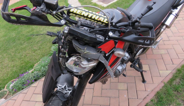 Devatenáctiletý motorkář jel moc rychle a vjel do příkopu, se zraněním skončil v nemocnici