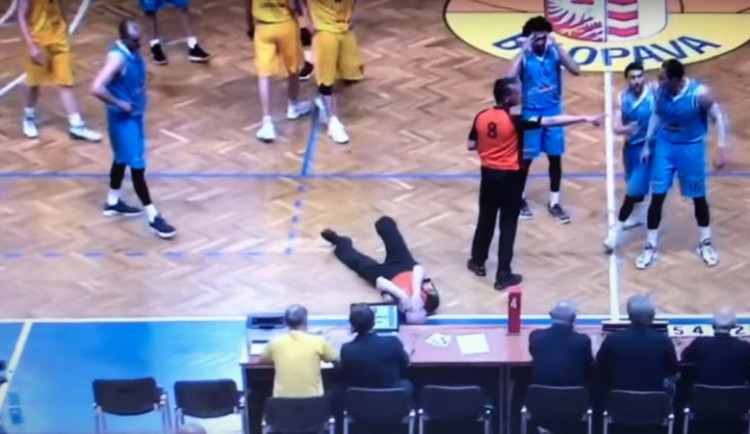 Vedení olomouckého basketbalu žádá opakování kontumovaného zápasu, rozhodčí podle něj filmoval