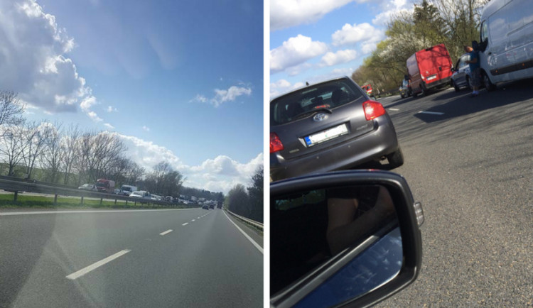Na dálnici u Olomouce se srazila tři auta. Hasiči museli jednoho zraněného člověka vyprošťovat