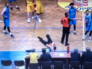 VIDEO: Basketbalista BK Olomoucko složil rozhodčího, zařídil prohru 0:20