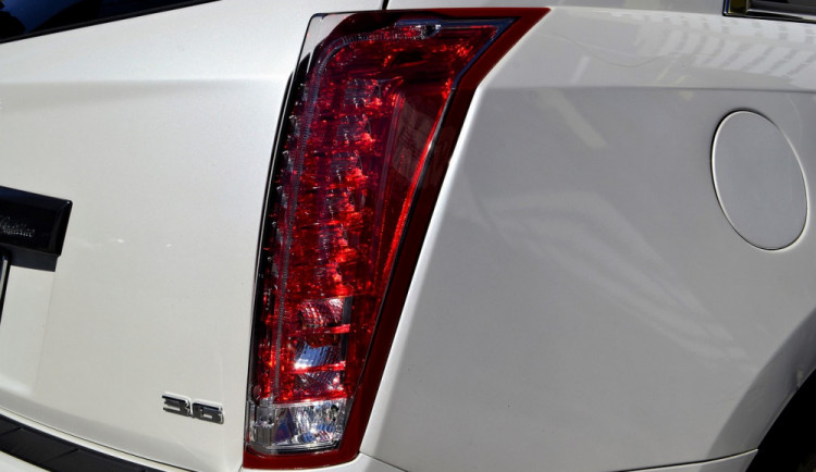 Vandal na Rooseveltově ulici poničil auto, promáčkl dveře a ulomil zrcátko