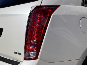 Vandal na Rooseveltově ulici poničil auto, promáčkl dveře a ulomil zrcátko