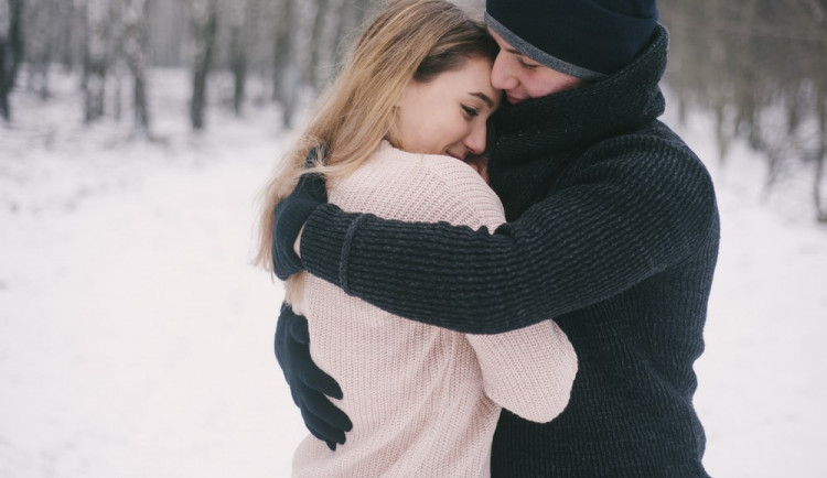 Strážníci jeli k napadení na Blažejské náměstí, muž a žena se však pouze objímali