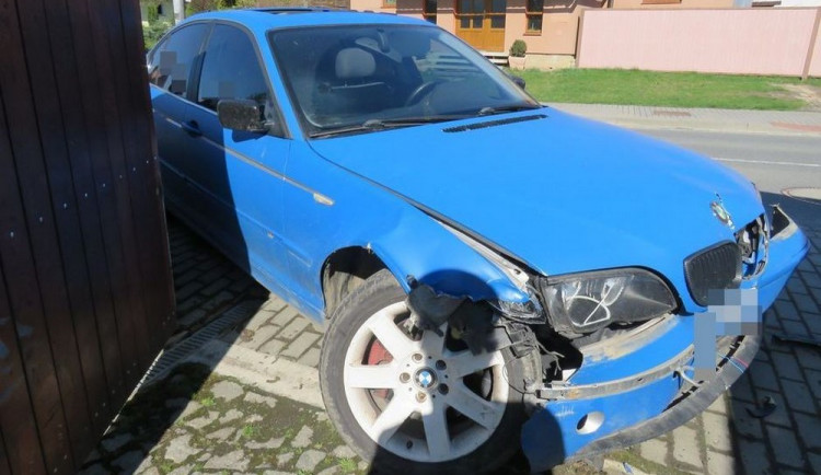 Řidič měl přes dvě promile a boural, při nehodě se zranila spolujezdkyně