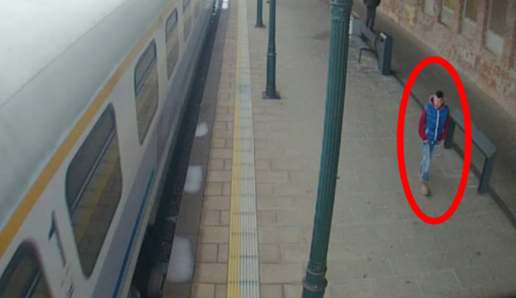 FOTO: Tento muž ukradl z nádraží kolo za deset tisíc, pomozte ho policii najít