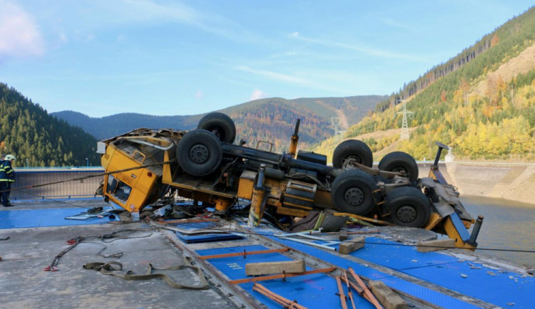 Jeřáb bude na dně Dlouhých strání rozřezán a vytažen ven po jednotlivých kusech