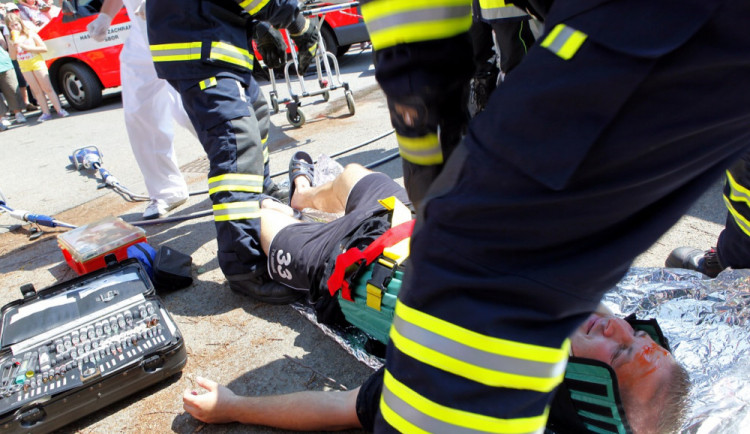 V olomoucké nemocnici zemřel muž, který vstoupil do cesty projíždějícímu autu