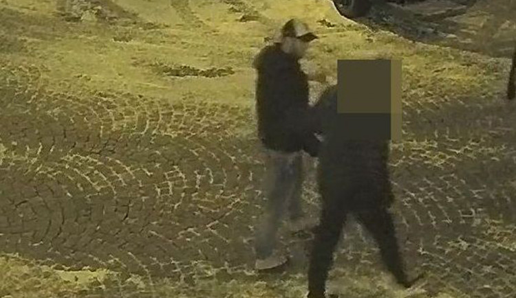 VIDEO: Útočník zmlátil dva muže na Lafayettově ulici, poznáte ho?