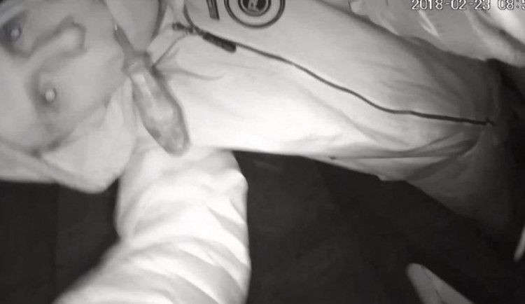 VIDEO: Muže při krádeži bezpečnostní kamery natočila bezpečnostní kamera