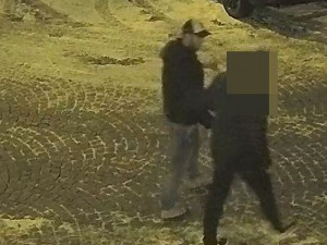 VIDEO: Útočník zmlátil dva muže na Lafayettově ulici, poznáte ho?