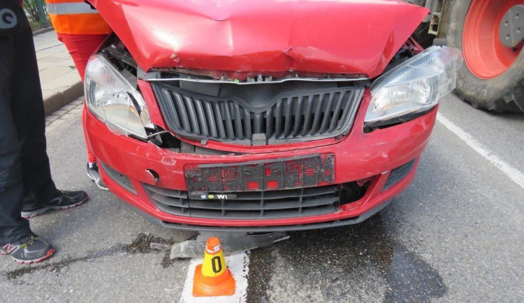 Řidička nedobrzdila před semaforem a zranila ženu v autě, do kterého narazila