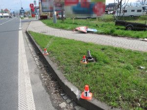 Řidiči se z auta odpojil přívěsný vozík, ten přejel chodník a zboural značku