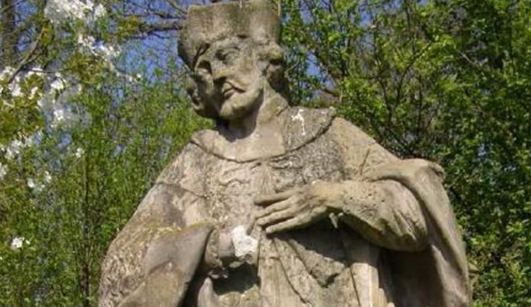 Vandal poničil sochu svatého Jana Nepomuckého, ulomil jí pěst