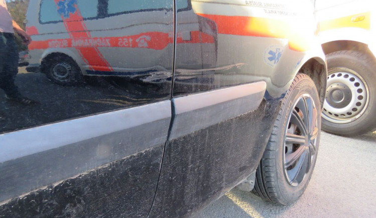 Opilá cyklistka spadla na projíždějící auto, byla převezena do nemocnice