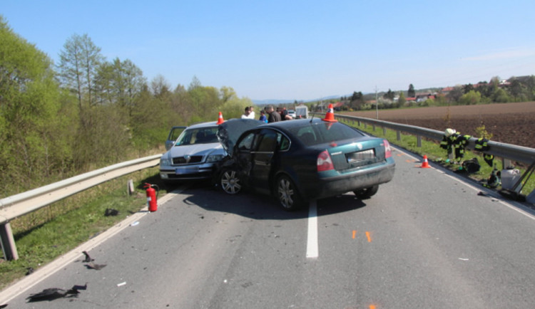 Řidič jel s přívěsným vozíkem příliš rychle, při nehodě byla zraněna žena