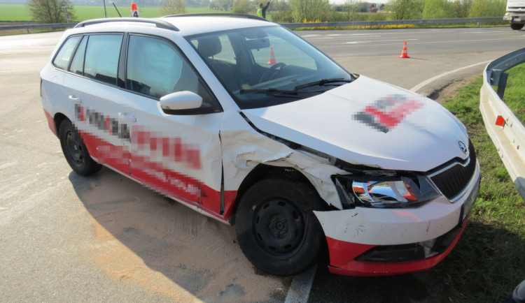 Řidič nedal v křižovatce přednost. Výsledkem nehody je zraněná osoba a škoda za 400 tisíc