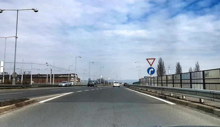 Na nájezdu na Tovární blikejte vpravo, i když je to méně bezpečné, říká odborník