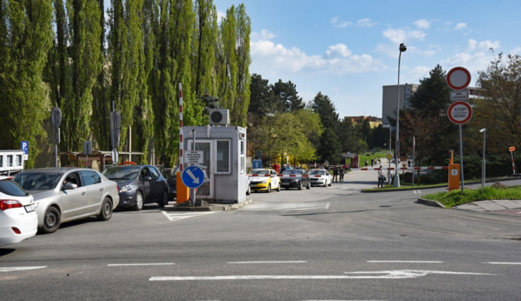 Závory u vjezdu do fakultní nemocnice můžou mít kvůli opravám příští týden výpadky