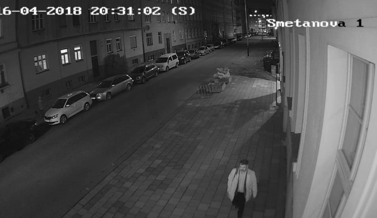 FOTO: Pomozte policii najít muže, který okradl seniora o dvacet tisíc