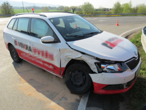 Řidič nedal v křižovatce přednost. Výsledkem nehody je zraněná osoba a škoda za 400 tisíc