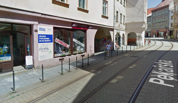 Opilý muž přebíhal cestu v Pekařské ulici, srazilo ho projízdějící auto