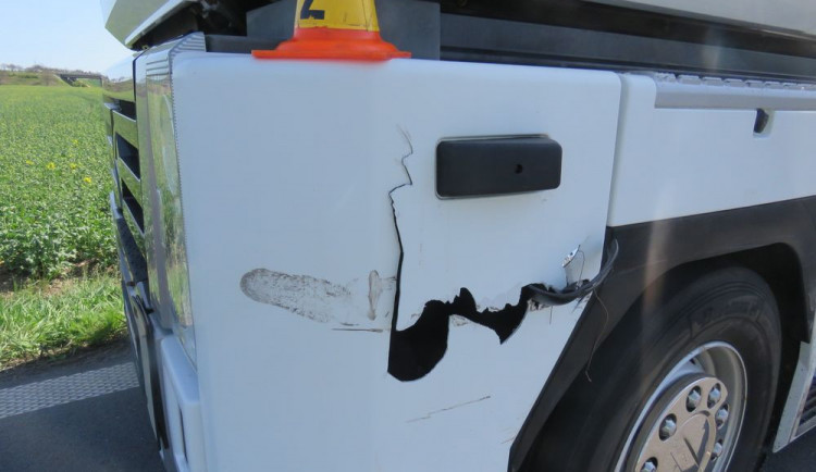 Řidič naboural do náklaďáku, způsobil škodu za čtyřicet tisíc a ujel