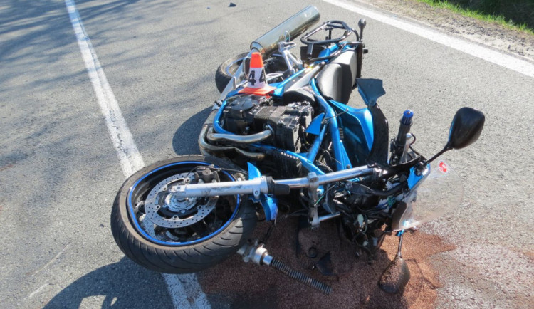 Řidička přehlédla motorkáře, se zraněními ho do olomoucké nemocnice nesl vrtulník