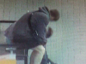 VIDEO: Muž okradl mladíka, který spal na zastávce na třídě Svobody