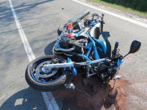 Řidička přehlédla motorkáře, se zraněními ho do olomoucké nemocnice nesl vrtulník