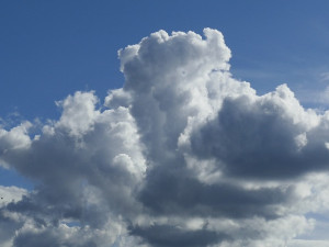 POČASÍ NA ÚTERÝ: Teploty oproti pondělku mírně klesnou, během dne se bude protrhávat oblačnost