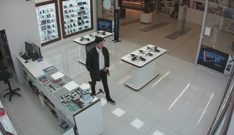 VIDEO: Tento muž kradl telefony v Šantovce, Hané, ale i v Galerii Přerov. Pomozte ho policii najít