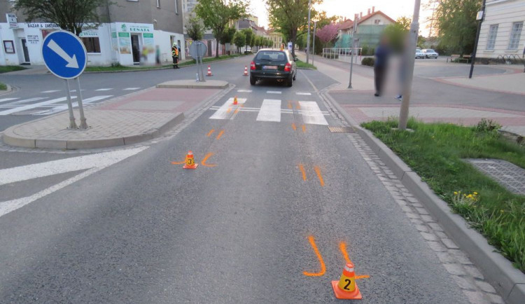 Řidič srazil na přechodu ženu, ta skončila se zraněním ve Fakultní nemocnici v Olomouci