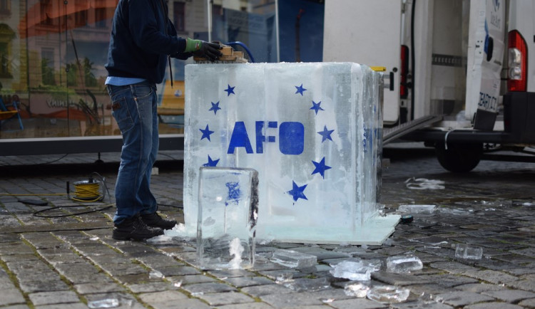 FOTO/VIDEO: Ledová krychle na Horním náměstí zve na AFO i na Floru