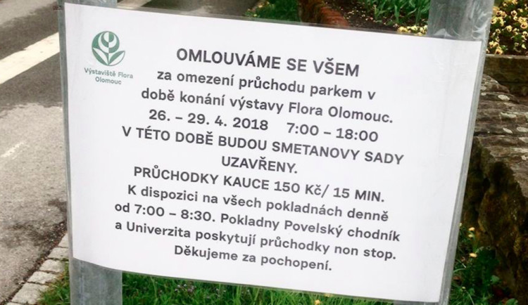 Smetanovy Sady po dobu konání Flory musíme stihnout projít za 15 minut pod kaucí 150 korun