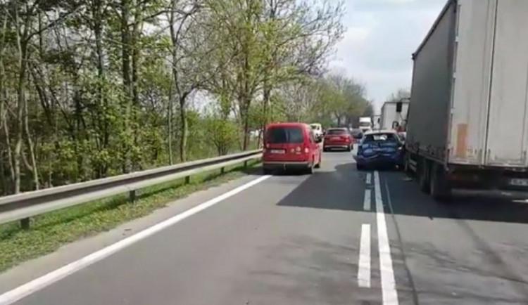 VIDEO: V kopci u Mohelnice bouralo šest aut, jedna osoba je zraněná