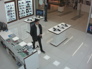 VIDEO: Tento muž kradl telefony v Šantovce, Hané, ale i v Galerii Přerov. Pomozte ho policii najít